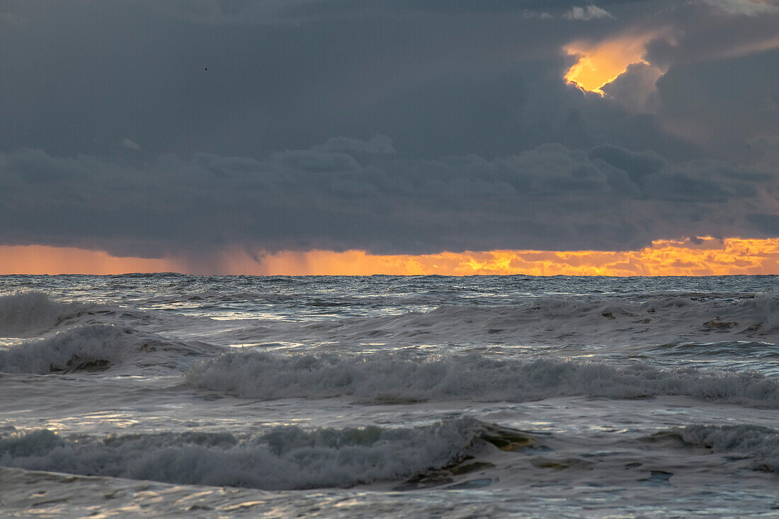 Sonnenuntergang, der eine entfernte Sturmböe vor der Pazifikküste bei Ilwaco, Washington, Washington, USA, Ilwaco, Washington, Vereinigte Staaten von Amerika zeigt