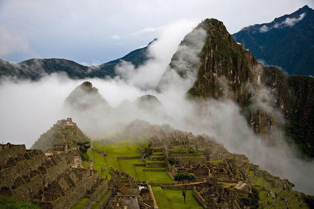 Wolkenverhangener Machu Picchu, Machu Picchu, Peru