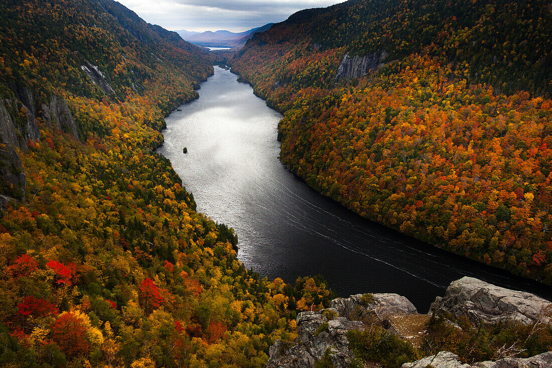 Blick auf den Lower Ausable Lake vom Indian Head im Herbst, mit leuchtenden Herbstfarben an den Bäumen im Adirondack Park, New York,USA,New York,Vereinigte Staaten von Amerika