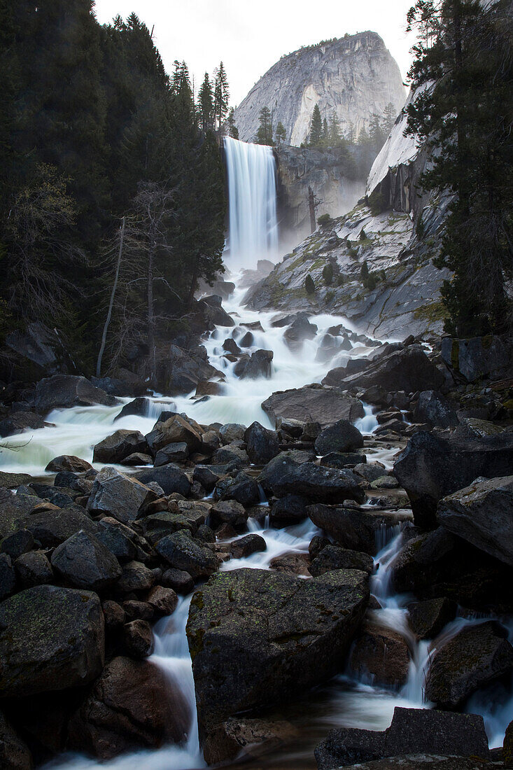 Vernal Fall, der in den Merced River im Yosemite National Park, Kalifornien, USA, Kalifornien, Vereinigte Staaten von Amerika stürzt