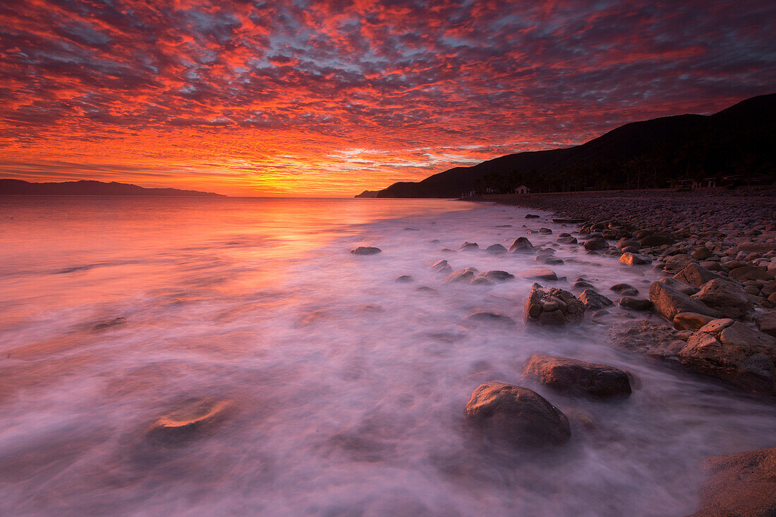 Dramatischer Sonnenaufgang über der Sea of Cortez bei La Paz, La Paz, Baja California, Mexiko