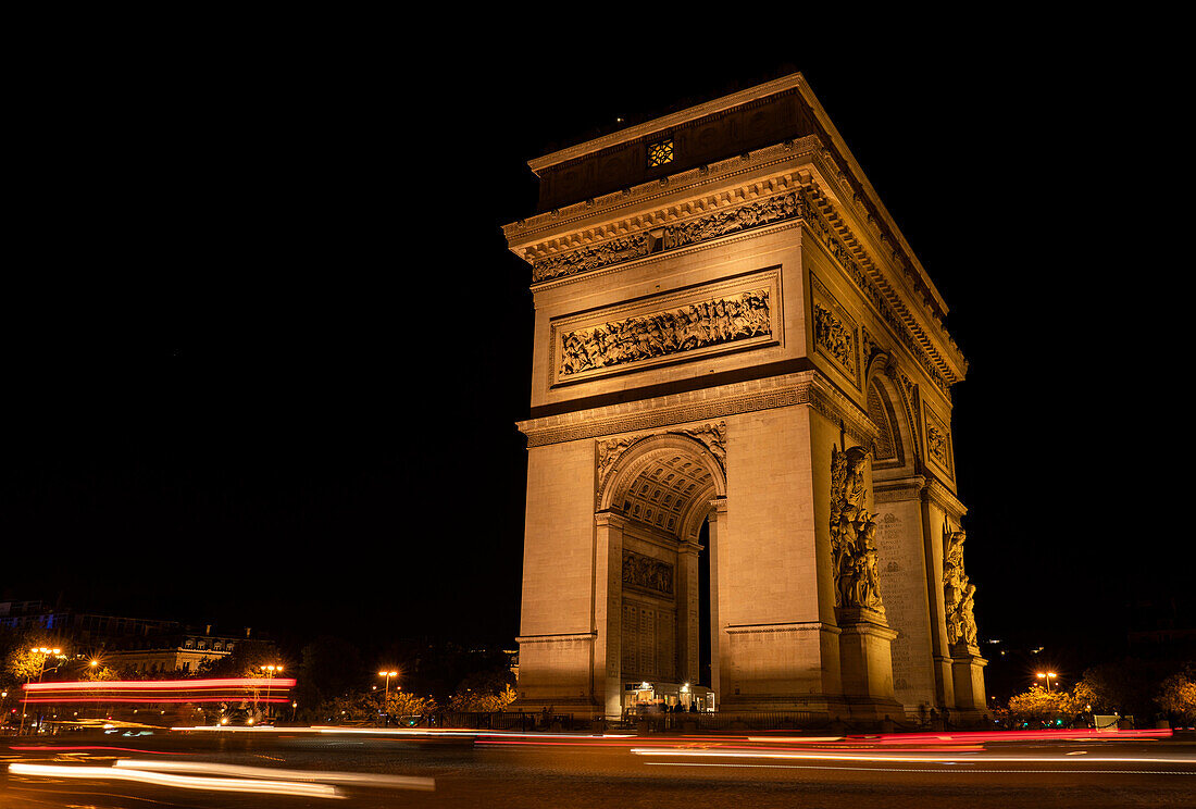 Der ikonische Arc de Triomphe bei Nacht,Paris,Frankreich