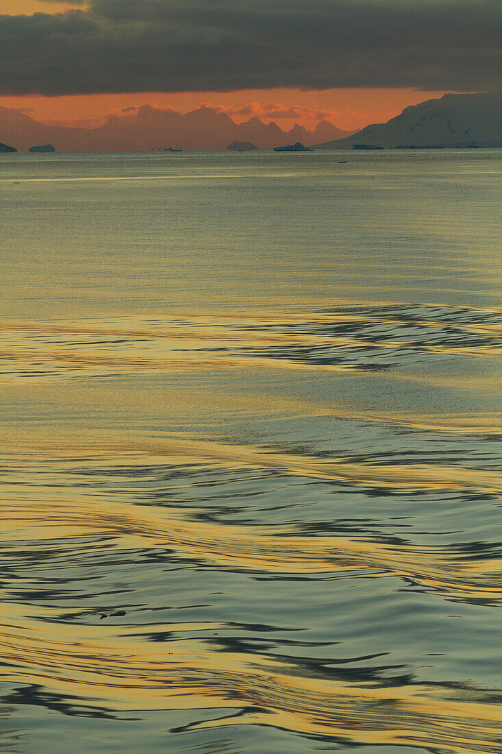 Wellen auf dem Meer im Neumayer-Kanal bei Sonnenuntergang, Antarktis