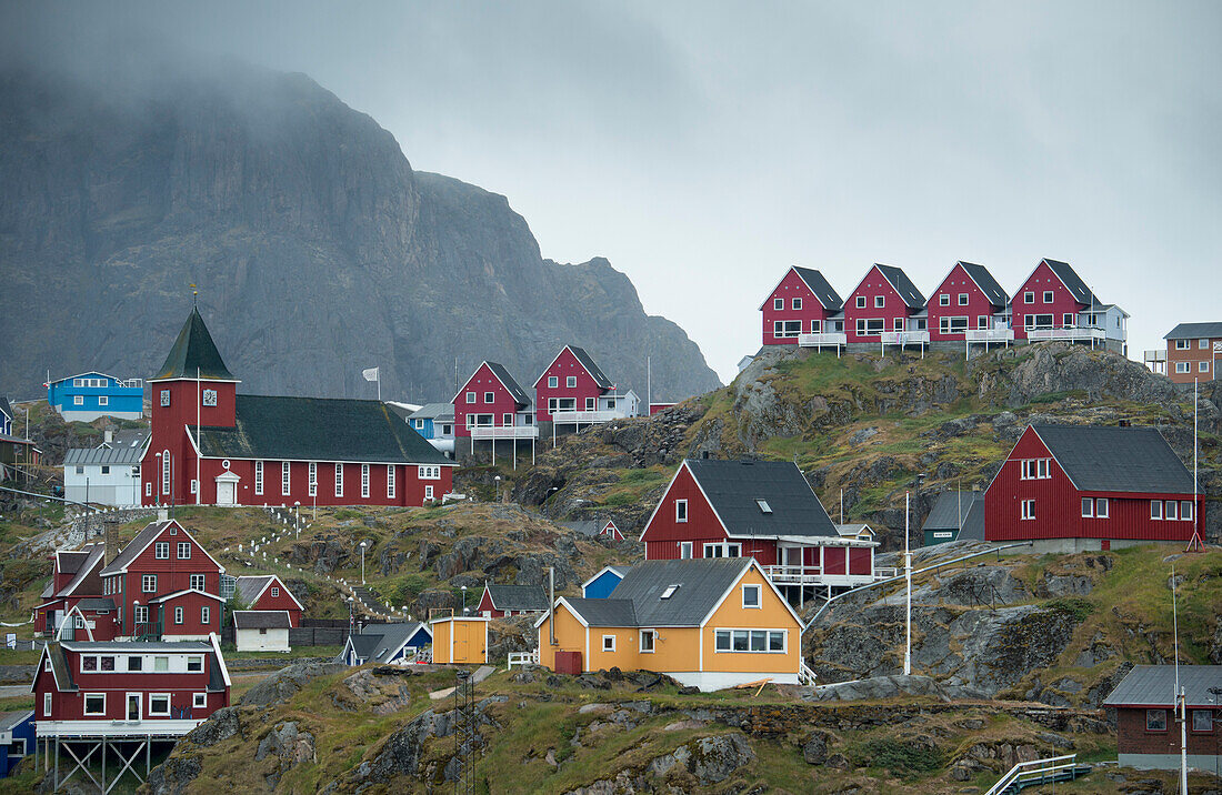 Gebäude in Sisimiut auf einem kargen grönländischen Hügel,Sisimiut,Grönland