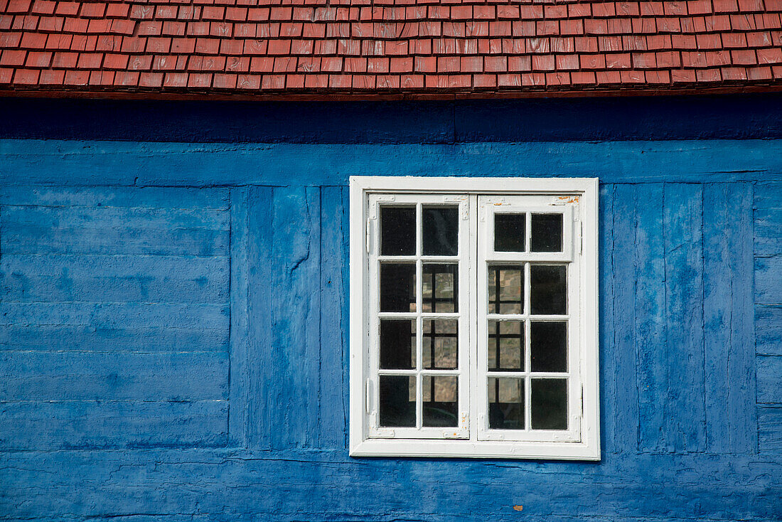 Altes Holzfenster in einem blau gestrichenen Blockhaus, Sisimiut, Grönland