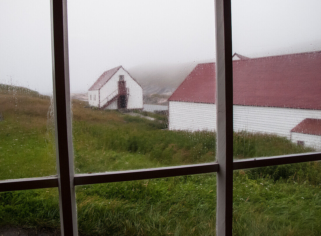 Gebäude durch ein Fenster gesehen, im Fischerei-Außenposten von Battle Harbour in Atlantik-Kanada, Battle Harbour, Neufundland und Labrador, Kanada