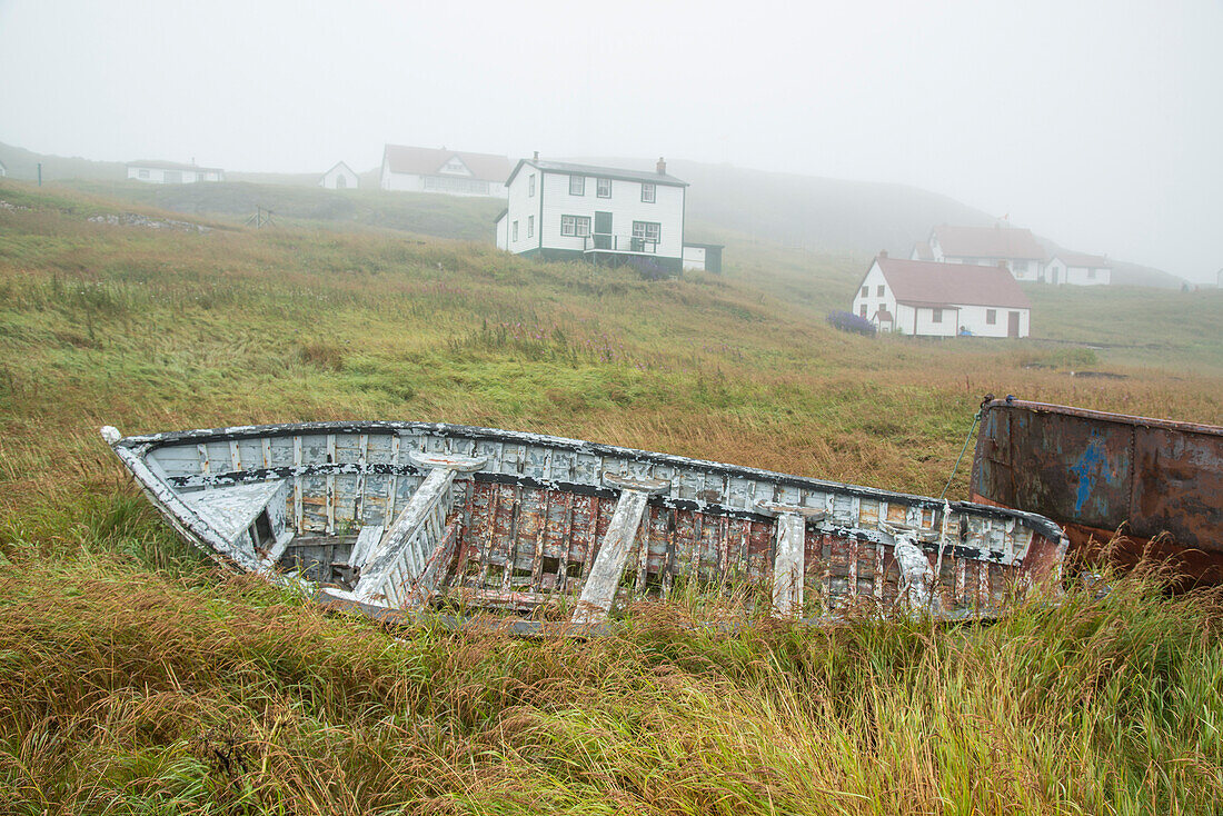 Ein baufälliges Fischerboot liegt hoch und trocken im Gras, Battle Harbour, Neufundland und Labrador, Kanada