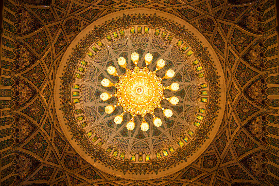 Kronleuchter über der Gebetshalle in der Großen Moschee von Sultan Qaboos, von unten gesehen, Muscat, Oman