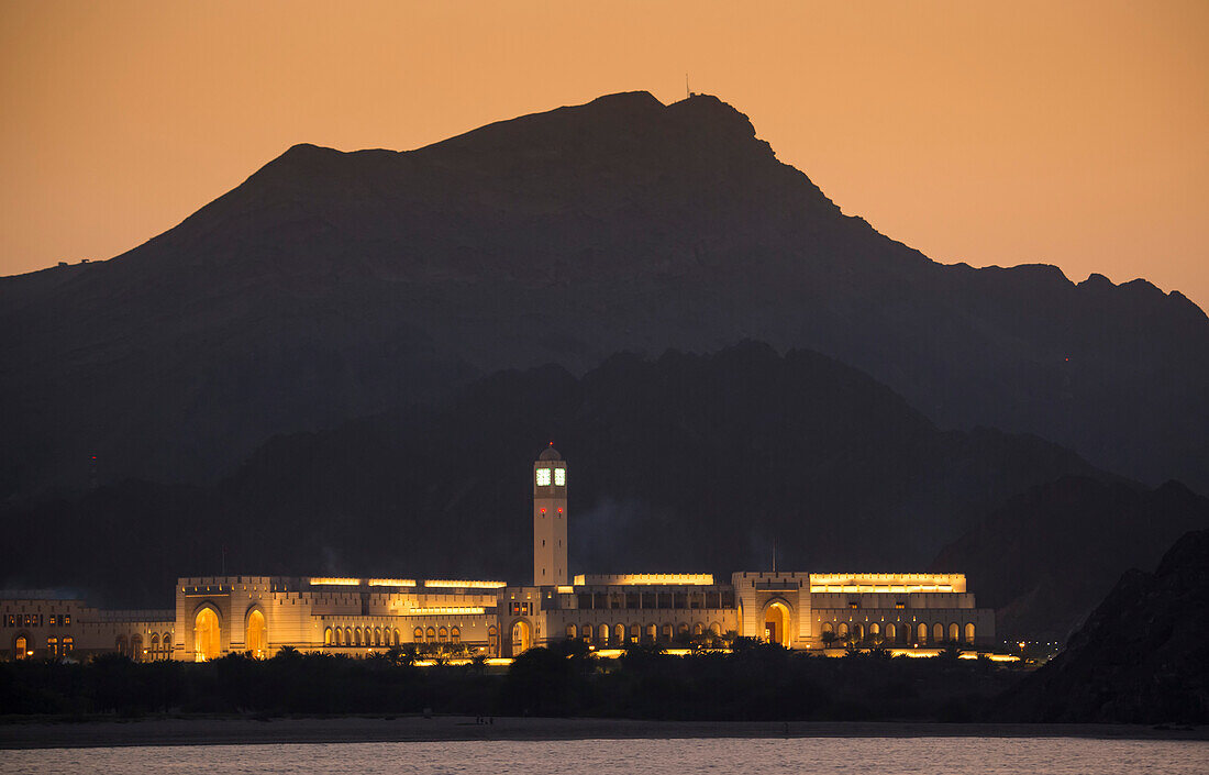 Beleuchtetes Gebäude und Turm an der Küste des Oman, in der Nähe von Muscat, Muscat, Oman