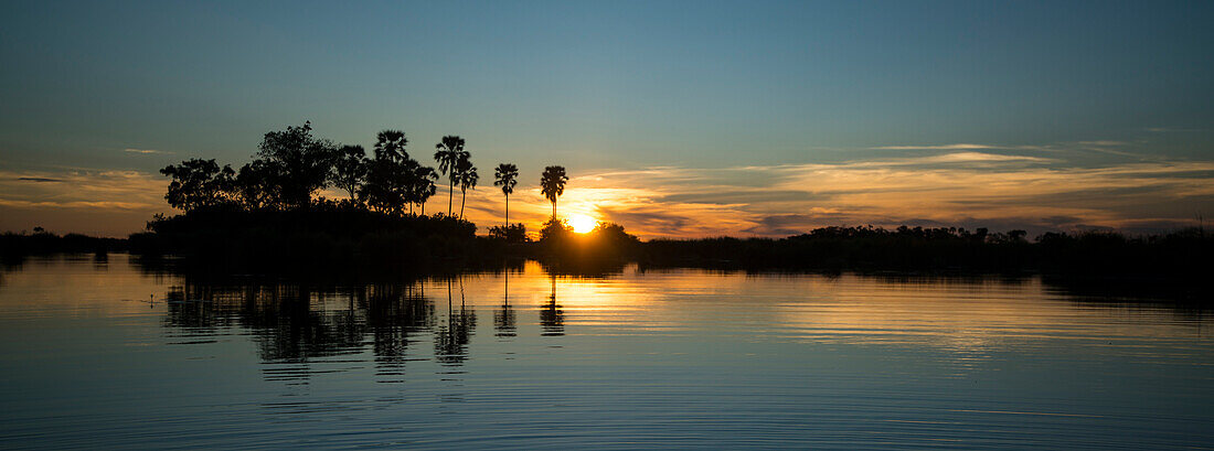 Sonnenuntergang über einem Gewässer im Selinda-Reservat, Selinda-Reservat, Botsuana