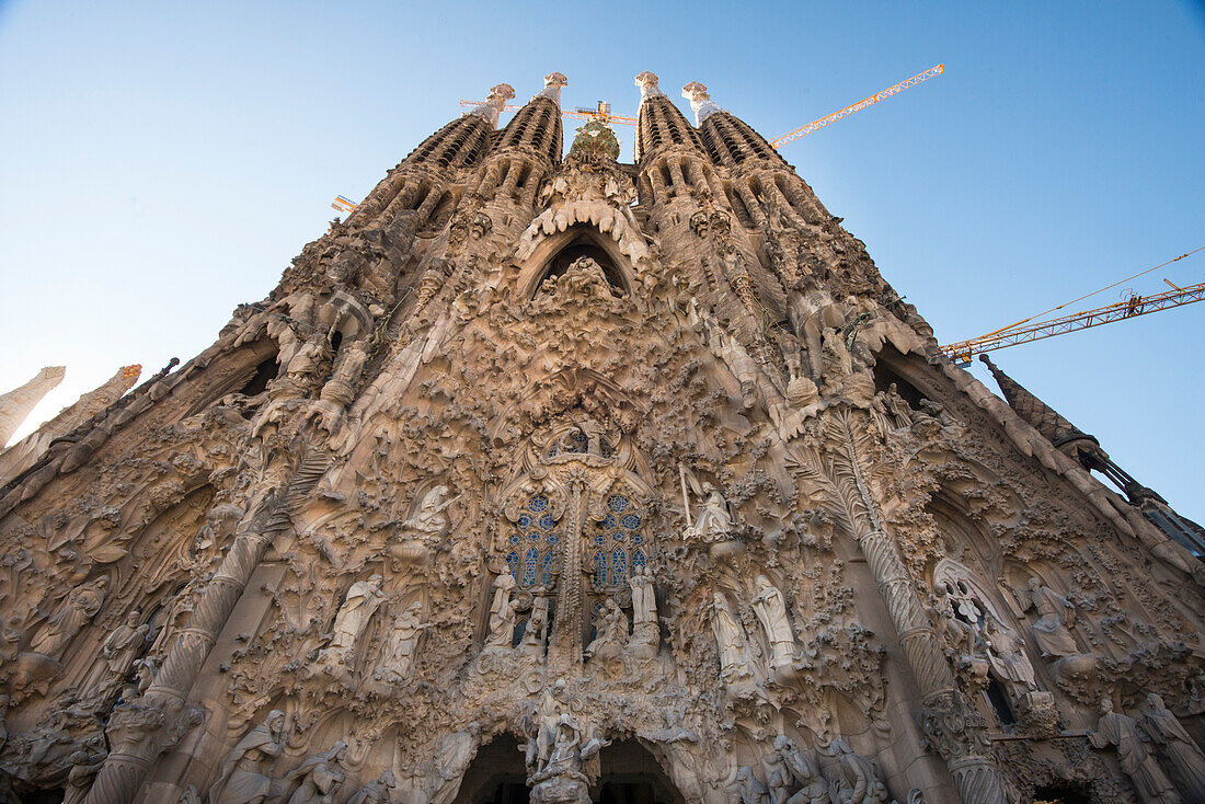 Blick auf die Krippenfassade der Kathedrale Sagrada Familia, die sich noch im Bau befindet, Barcelona, Spanien