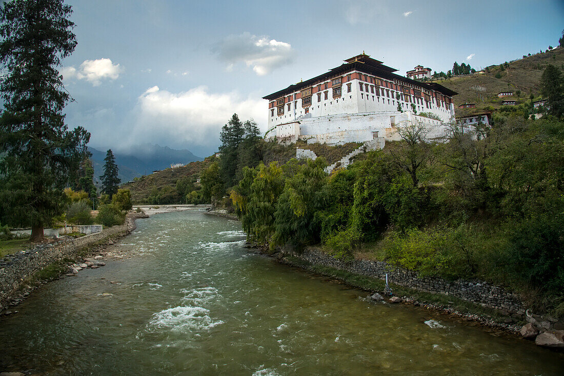 Rinpung Dzong, auch bekannt als die "Festung des Juwelenhaufens", auf einer Höhe von 3.000 Metern über dem Meeresspiegel, Paro, Bhutan