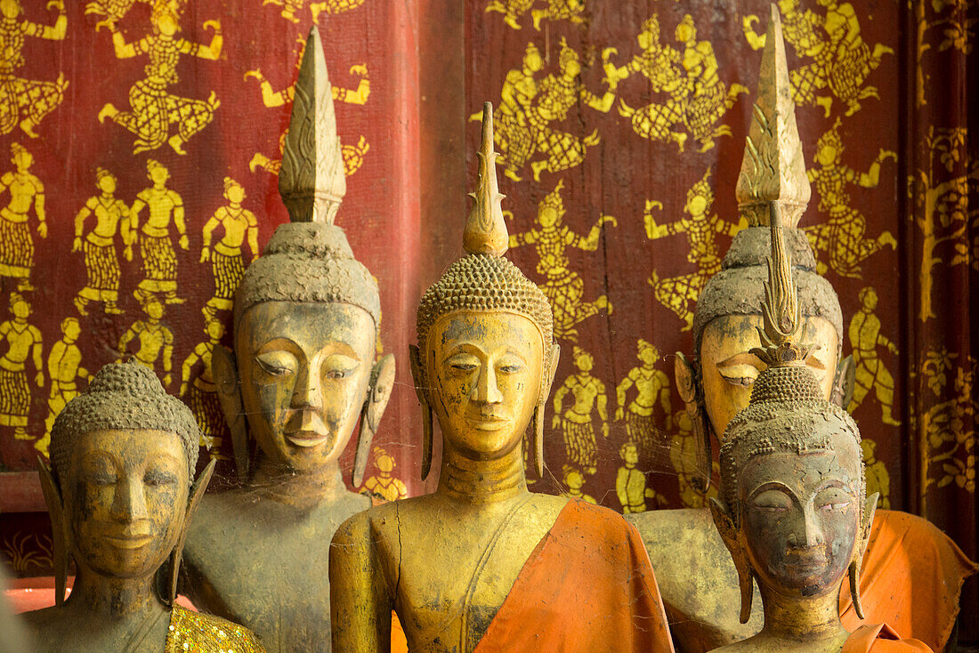 Bronzestatuen im Inneren des Klosters Wat Xieng Thong, Luang Prabang, Laos