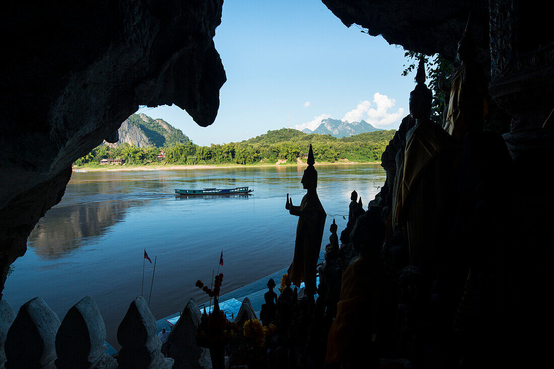 Buddha-Statuen mit Scherenschnitt in den Pak Ou-Höhlen am Mekong, Laos