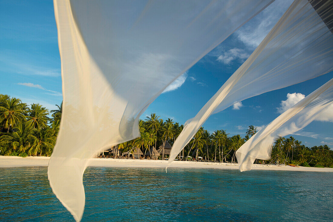 Transparente Vorhänge, die in einem Resort auf den Malediven in der Brise flattern, Republik Malediven