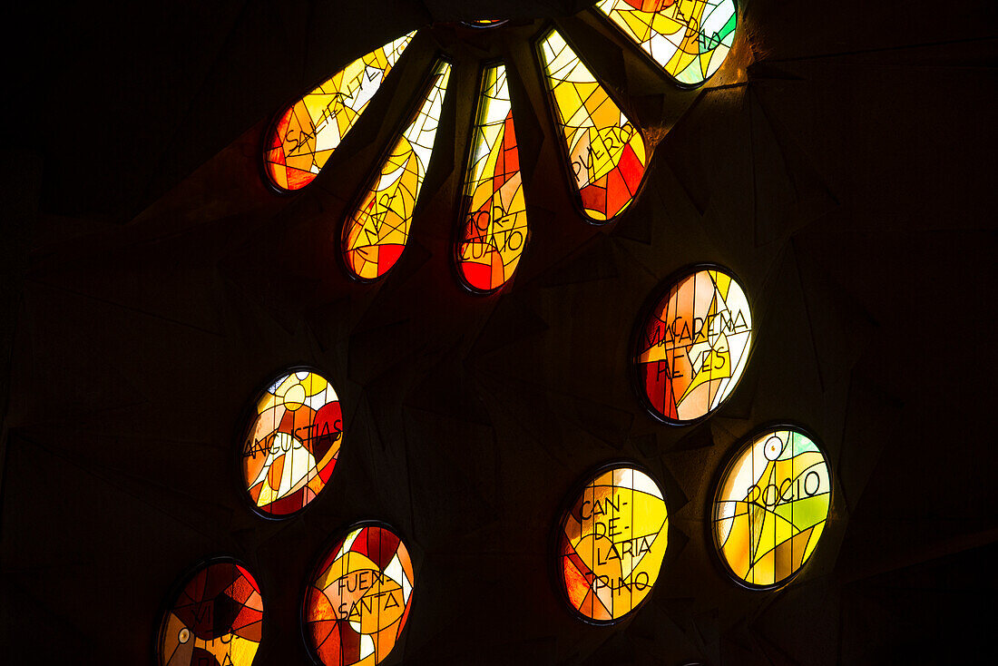 Teil einer Fensterrose in der Kathedrale Sagrada Familia, Barcelona, Spanien