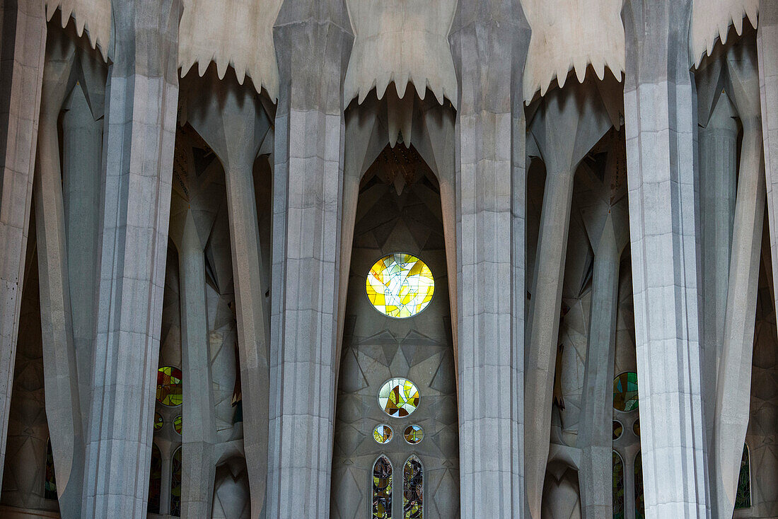 Innenansicht von Säulen und Glasfenstern in Gaudis Kathedrale Sagrada Familia, Barcelona, Spanien