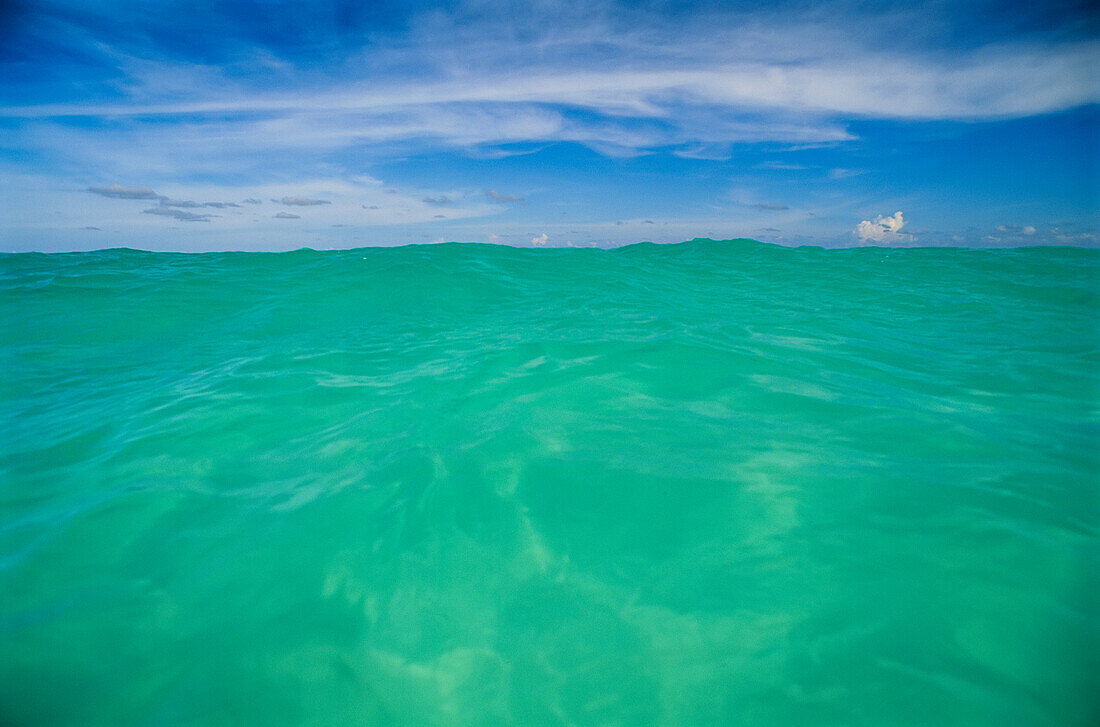 Klares blaues Wasser und Wolkenfetzen an einem Karibikstrand,Cancun,Mexiko