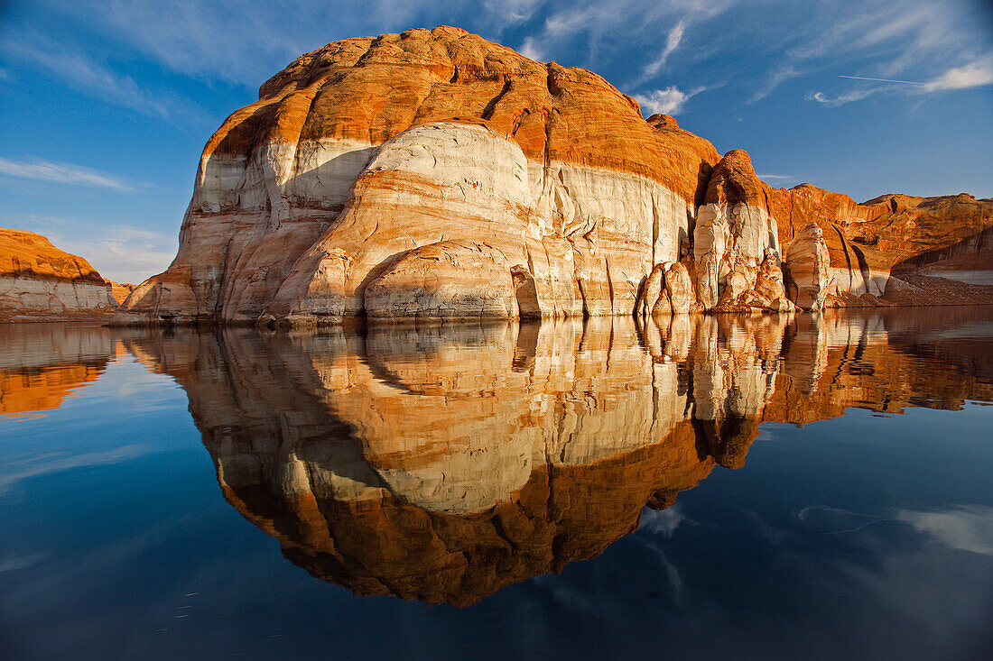Felsen mit blassen Kalzitablagerungen, die von einst plätscherndem Wasser hinterlassen wurden, in der Nähe des Clear Creek Canyon, Escalante River, Utah, USA, Utah, Vereinigte Staaten von Amerika