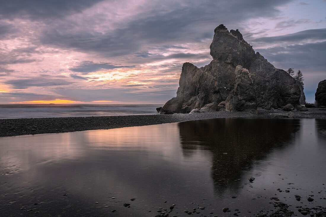 Felsformation, die eine Insel in Ufernähe entlang der Pazifikküste am Ruby Beach bei Sonnenuntergang im Olympic National Park bei Kalaloch, Kalaloch, Olympic National Park, Washington, Vereinigte Staaten von Amerika