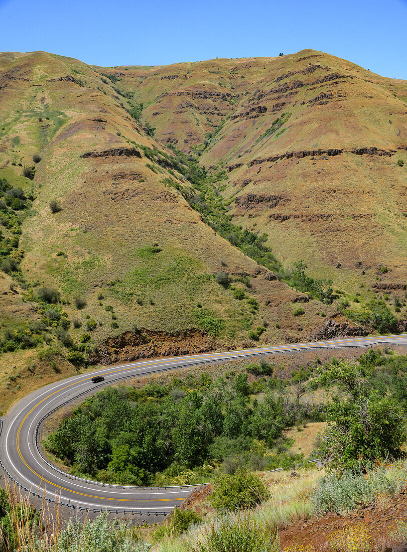 Ein Auto beim Abbiegen auf einem kurvenreichen Abschnitt des Highway 129 im östlichen Washington nahe der Grenze zu Oregon, Clarkston, Washington, Vereinigte Staaten von Amerika