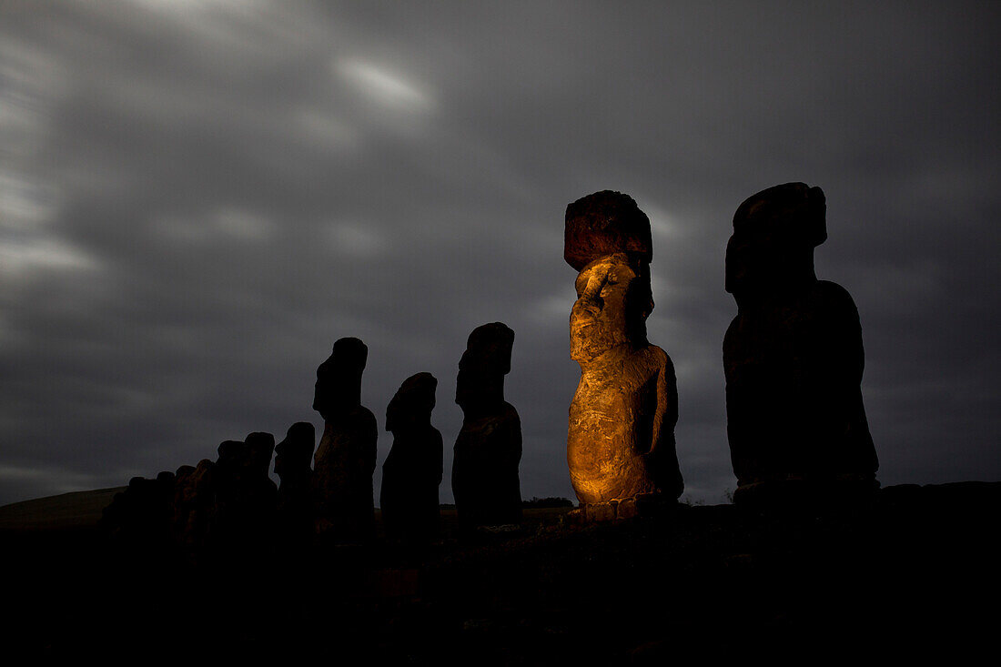 Moai auf der Osterinsel in der Tongariki-Stätte,Chile,Osterinsel,Isla de Pascua,Chile