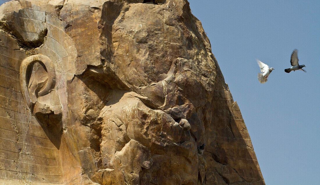 Abgetragenes Gesicht des Kopfes des Memnon-Kolosses, Luxor, Ägypten
