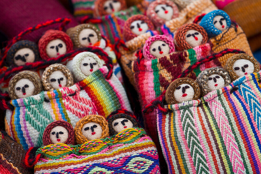 Geflochtene Puppen in bunt geflochtenen Körben, Cuzco, Peru