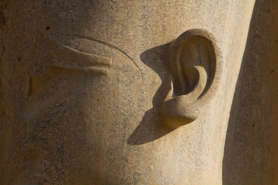 Teil eines geschnitzten Kopfes im Tempel von Karnak, Karnak, Ägypten