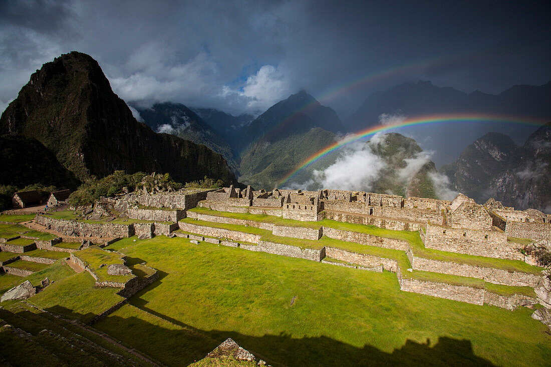 Regenbögen bilden sich über den Ruinen von Machu Picchu, Peru