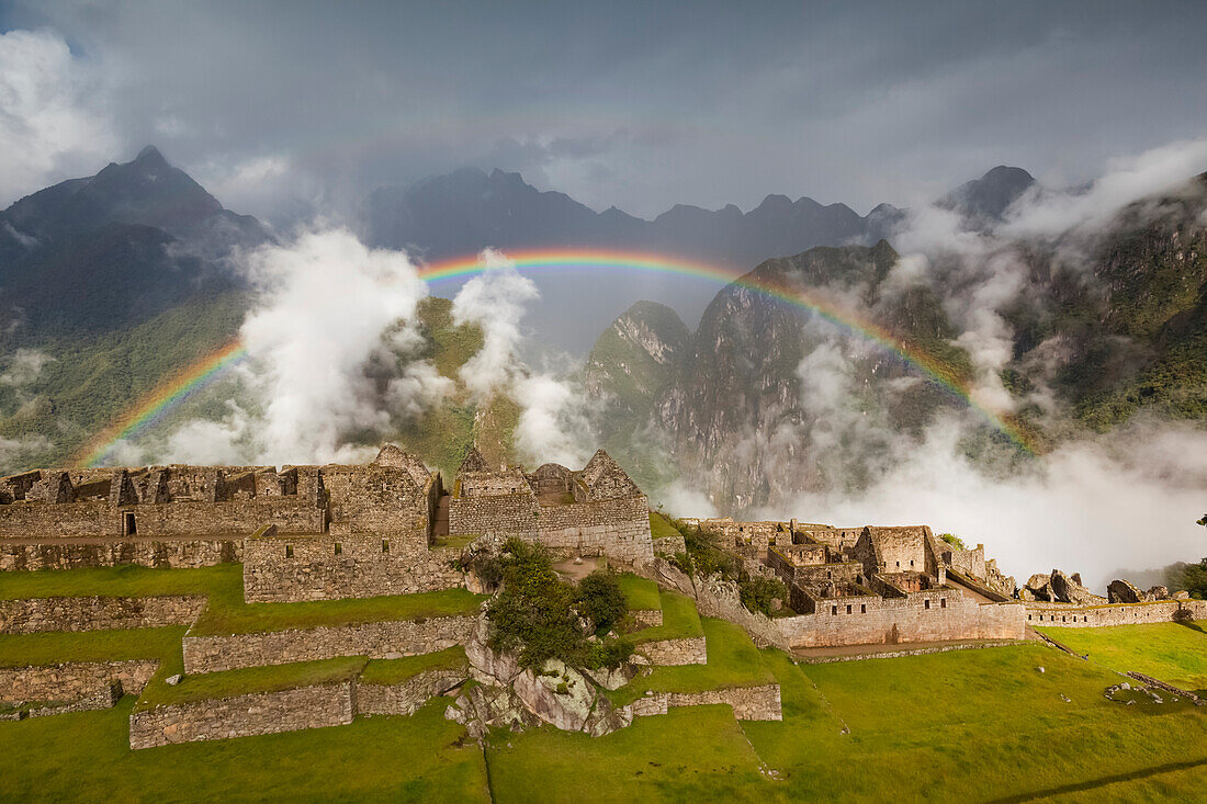 Regenbogenbögen über Machu Picchu, Peru