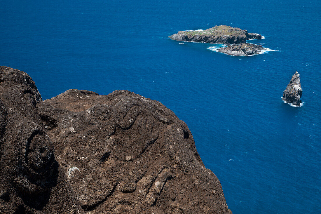 In die Felsen von Orongo sind Hunderte von Petroglyphen von Vogelmenschen eingemeißelt,Orongo,Rapa Nui,Osterinsel,Chile