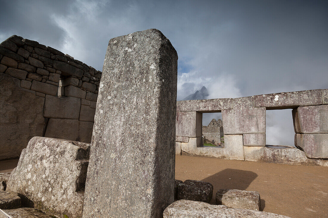 Fenster und Steinmauern stehen noch in den Ruinen von Machu Picchu, Peru