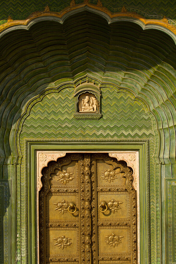 Türen am Stadtpalast in Jaipur, Jaipur, Bundesstaat Rajasthan, Indien