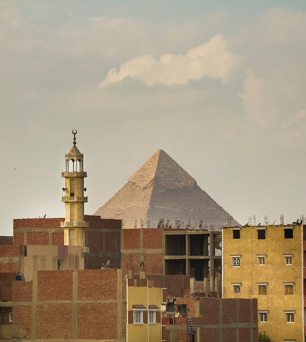 Moschee-Minarett und die Große Pyramide von Gizeh in Ägypten, Gizeh, Ägypten