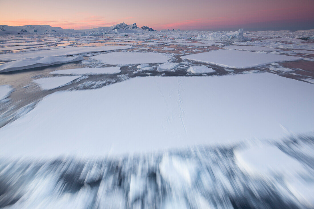 Gebrochenes Eis von einem fahrenden Schiff im Crystal Sound aus gesehen, bei langsamer Verschlusszeit, Penola Strait, Antarktis