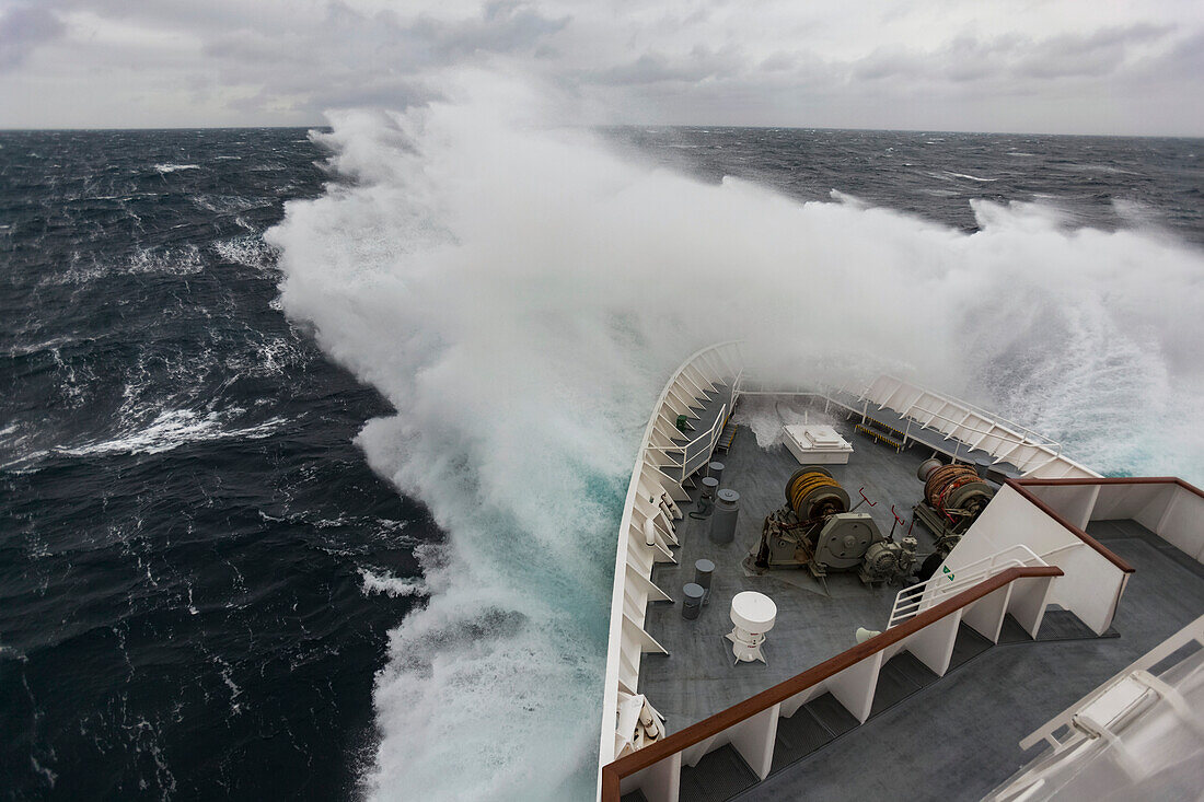 Wellen schlagen gegen ein Kreuzfahrtschiff, das durch die Drake-Passage manövriert, Antarktis