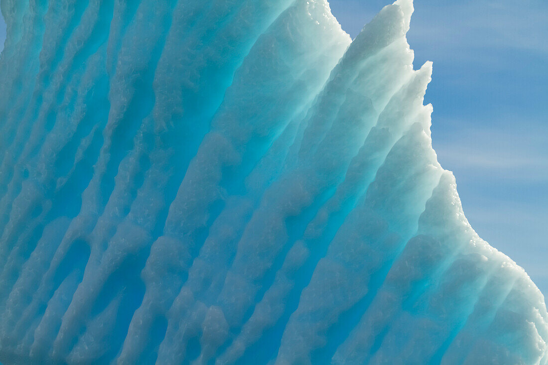 Sonnenlicht filtert durch das blaue Eis der Antarktis,Antarktis