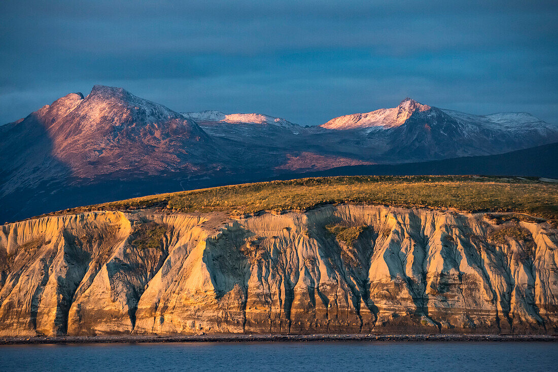 Blick auf die Klippen entlang der Küste des Beagle-Kanals bei Sonnenuntergang, Ushuaia, Beagle-Kanal, Argentinien