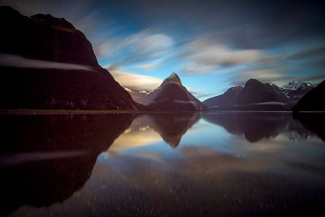 Mitre Peak im Milford Sound spiegelt sich im stillen Wasser des Fiordland National Park, Südinsel, Neuseeland