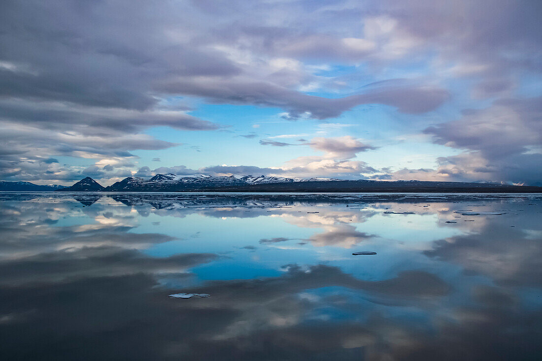 Wolken und Reflexion vor der Küste von Baffin Island, Baffin Island, Nunavut, Kanada