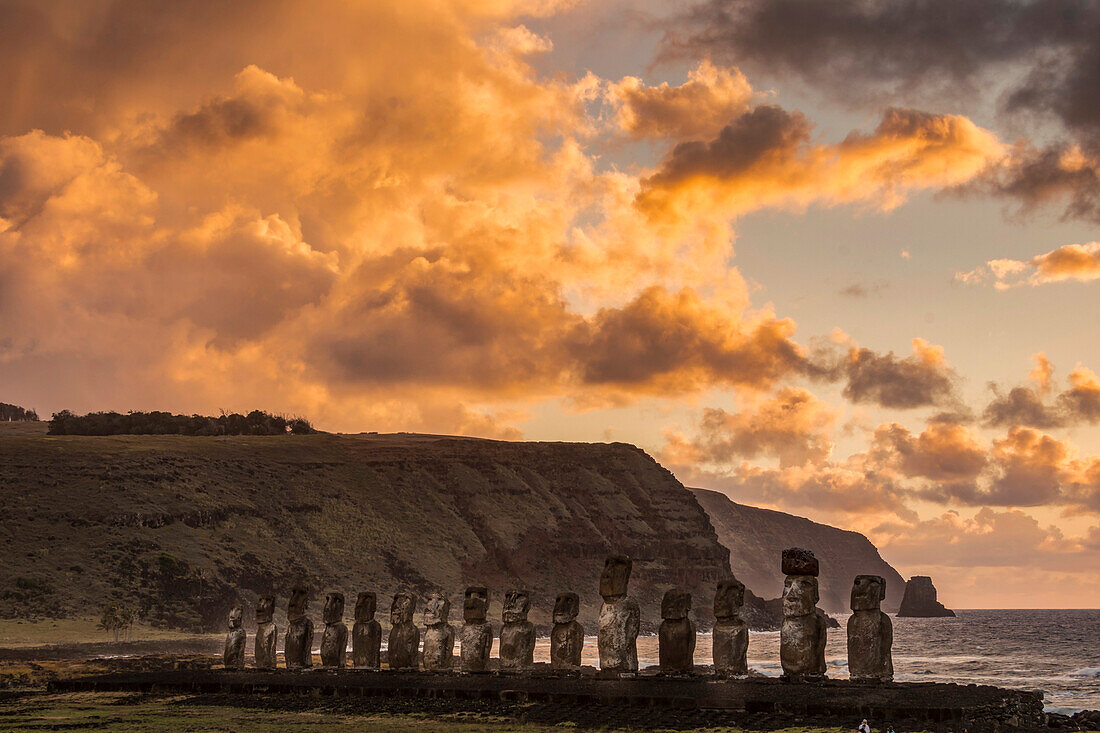 Sonnenaufgang an der Tongariki Moai-Stätte auf der Osterinsel, Chile, Osterinsel, Isla de Pascua, Chile