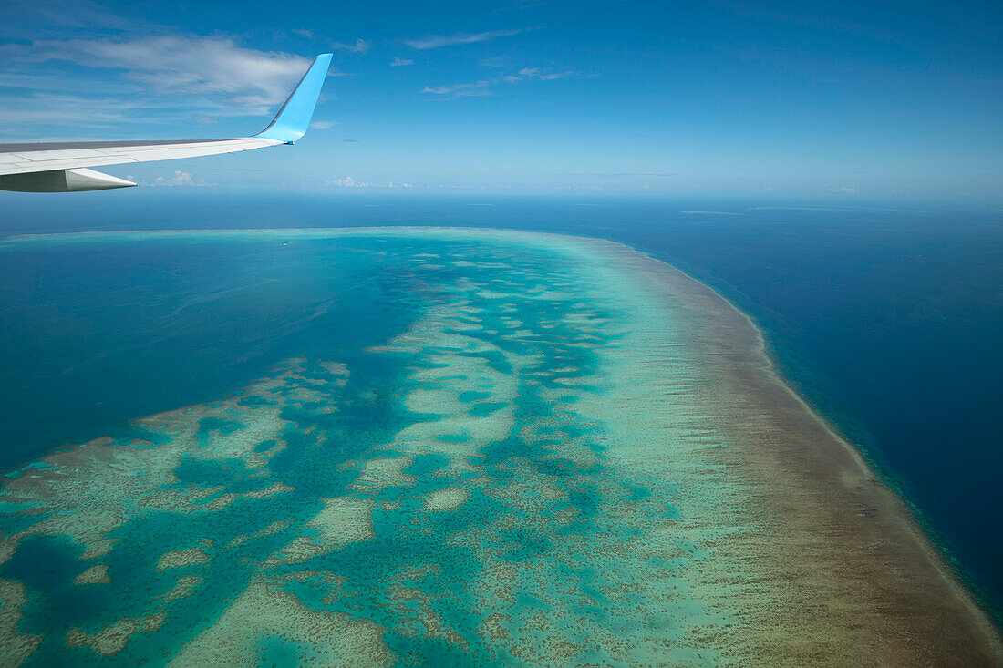 Luftaufnahme beim Überfliegen des Great Barrier Reefs, Cairns, Queensland, Australien