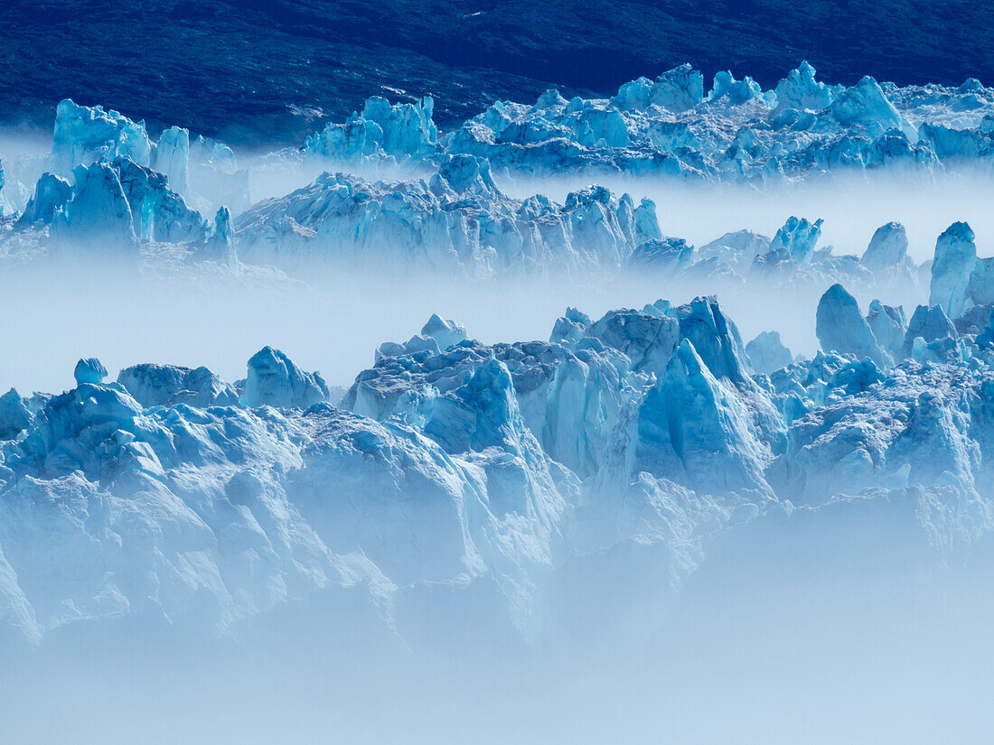 Zerklüftete Eisformationen auf den Eisbergen am Ilulissat-Eisfjord, Ilulissat, Grönland