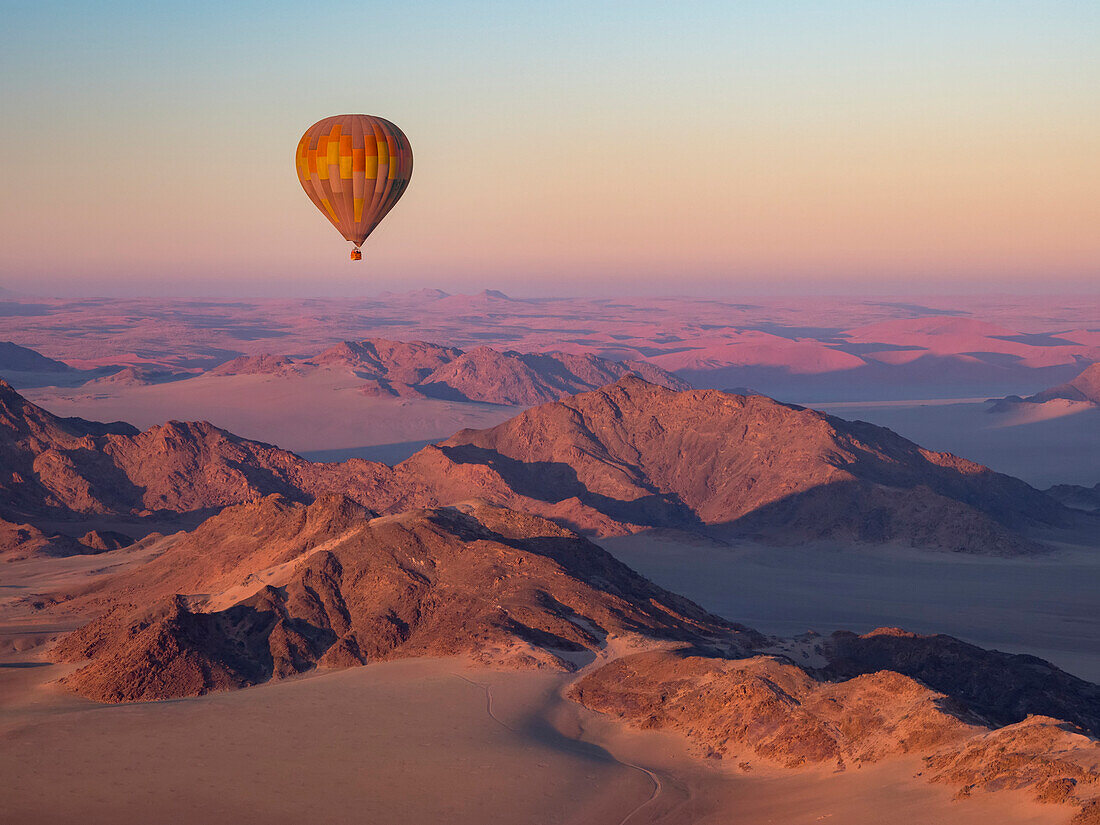 Frühmorgendliche Ballonfahrt über den Sand und die Berge im Namib-Naukluft Park, Sossusvlei, Namibia