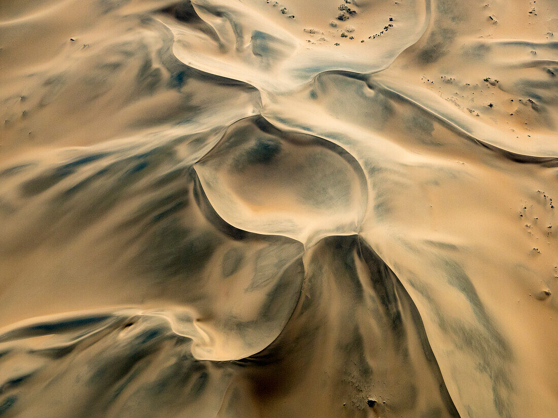 Luftaufnahme von windgepeitschten Sanddünen im Namib-Naukluft-Park, Sossusvlei, Namibia