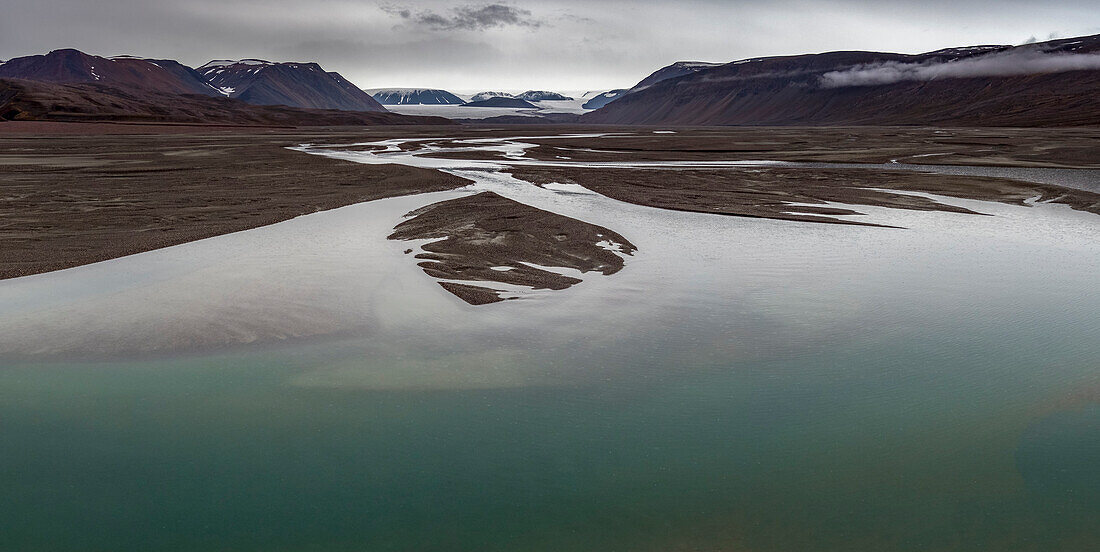 Verzweigter Fluss fließt von einem Gletscher auf der Insel Spitzbergen, Spitzbergen, Svalbard, Norwegen