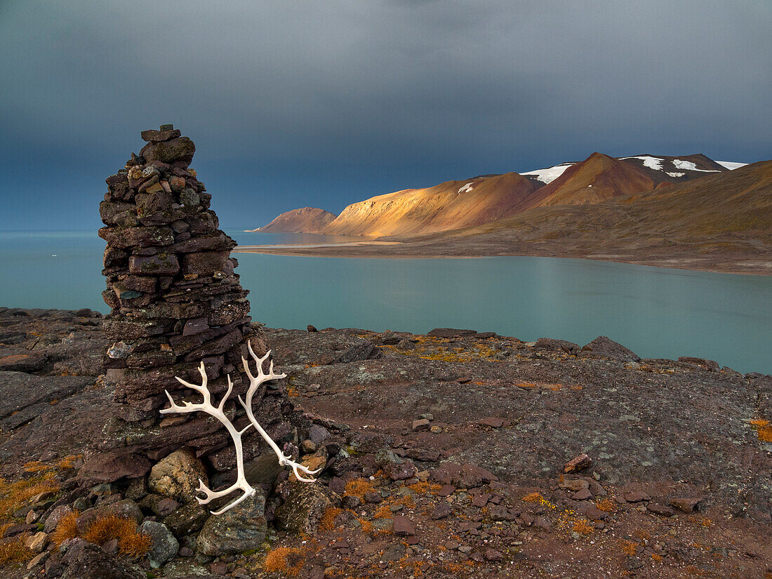 Ein Paar Spitzbergen-Rentiergeweihe lehnt an einem alten Seezeichen, Spitzbergen, Svalbard, Norwegen