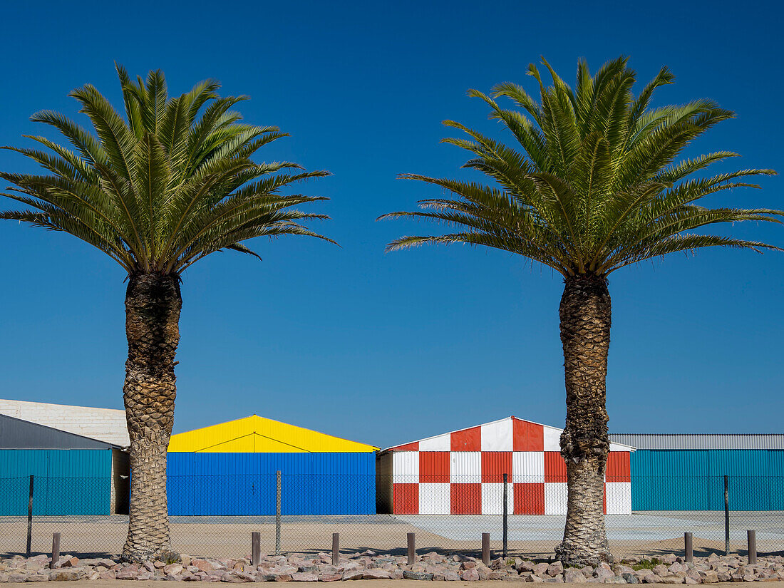 Bunte Flugzeughangars am Flughafen Swakopmund, Swakopmund, Skelettküste, Namibia