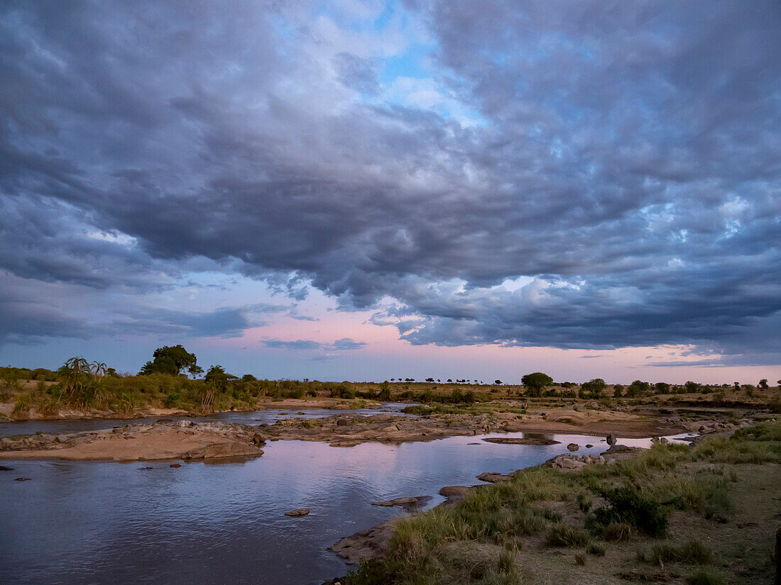 Malerischer Sonnenuntergang am Rande des Mara-Flusses im Serengeti-Nationalpark, Kogatende, Tansania